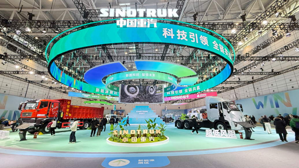 中国重汽开放日大秀肌肉，超万人参与！硬核科技玩出温度