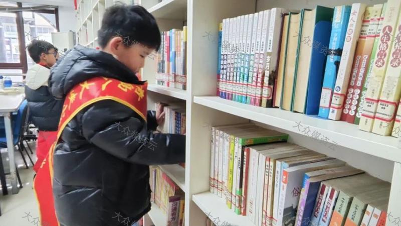 把小学书架的高度降下来