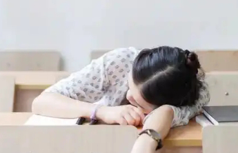 总是犯困是病吗？医生：持续困倦是一种要警惕的信号