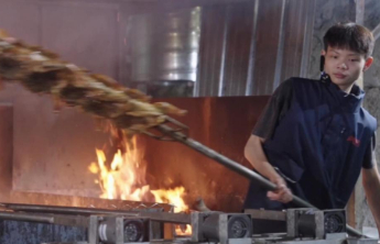“烤鸡少年”承认用“肉宝王”调味，其餐饮店成立不满1年