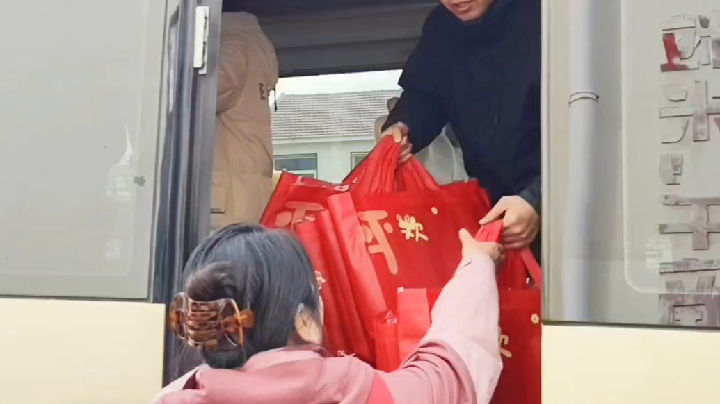 果然视频｜烟台保险业为蓬莱40名孩子圆梦，收获少先队礼回敬