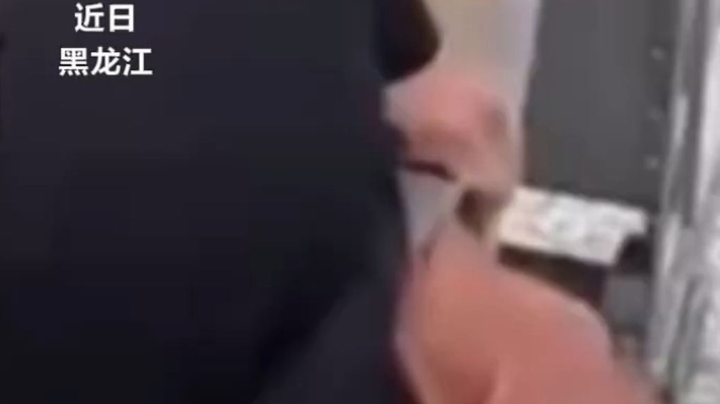 男子躺在候车室休息，头钻进椅子扶手里，被卡住出不来了