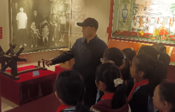 崮山中学老校长携学子共溯城市记忆