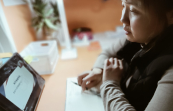 威海市锦华小学邀请专家“支招”家庭教育