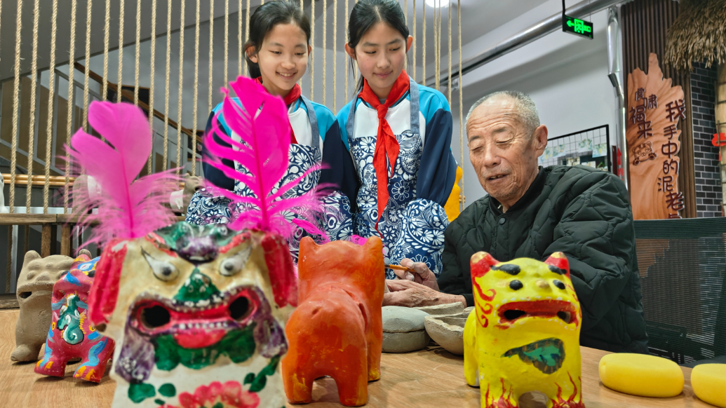 果然视频丨非遗薪火传童心！即墨八旬守艺人携“泥老虎”进校园