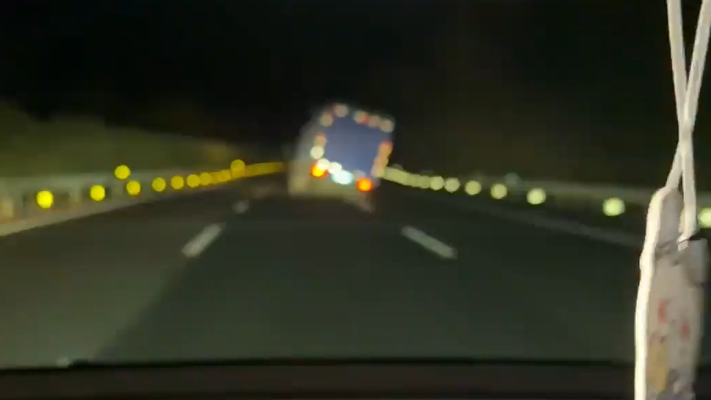 寒夜里货车高速侧翻，过路小伙出手相救