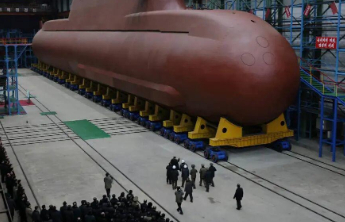 现场画面：金正恩指导核动力战略导弹潜艇建造工作