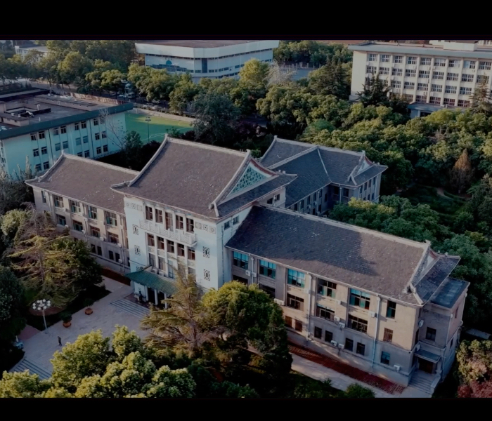 在山东省教育厅（省委教育工委）、山东数字文化集团的指导下，齐鲁晚报·齐鲁壹点推出“齐鲁杏坛党旗红·山东高校党建访谈录”系列报道，挖掘特色亮点，搭建交流平台，为全省高校“一融双高”建设提供具象化参考、常态化样板和示范性引领。首期访谈走进山东师范大学。在这里，党建不是抽象的概念，而是看得见、摸得着的行动。