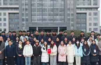 枣庄科技职业学院2025级新生拔河比赛圆满落幕