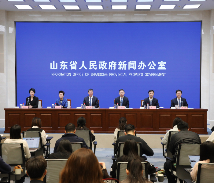 12月25日，省政府新闻办举行新闻发布会，邀请省财政厅主要负责同志等介绍“十四五”时期山东深化财政改革发展情况。全省一般公共预算收入突破7000亿元大关，从“十三五”末的6560亿元，增加到2024年的7712亿元，年均增长4.1%，今年以来继续保持了良好的增长势头，展现了经济大省挑大梁的担当。