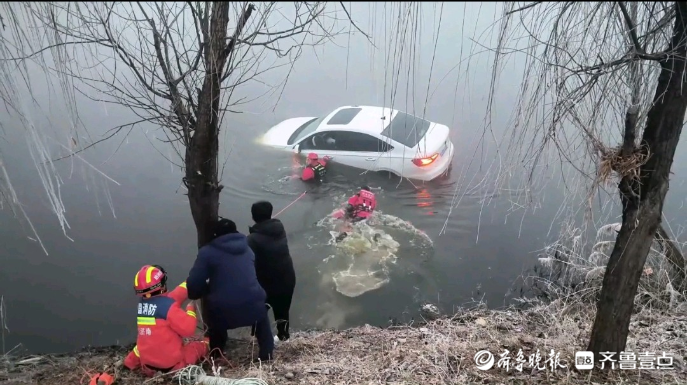 果然视频|轿车因浓雾冲入河中，消防员涉水救出被困者