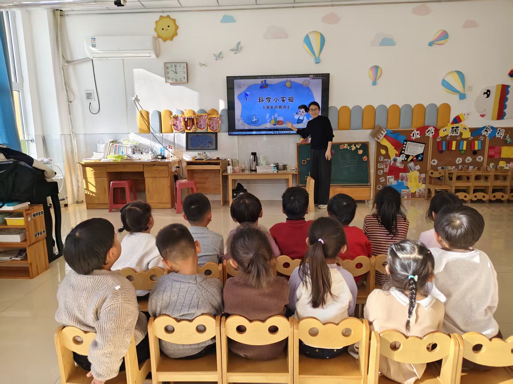 利津县盐窝镇中心幼儿园开展“消失的颜色”主题科学实验活动