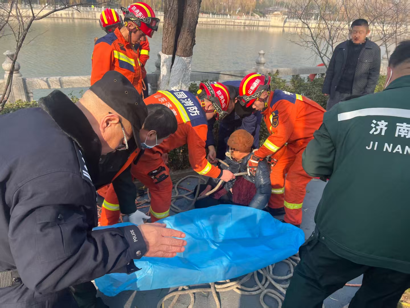 六旬老人寒冬落水，济南民警紧急救援