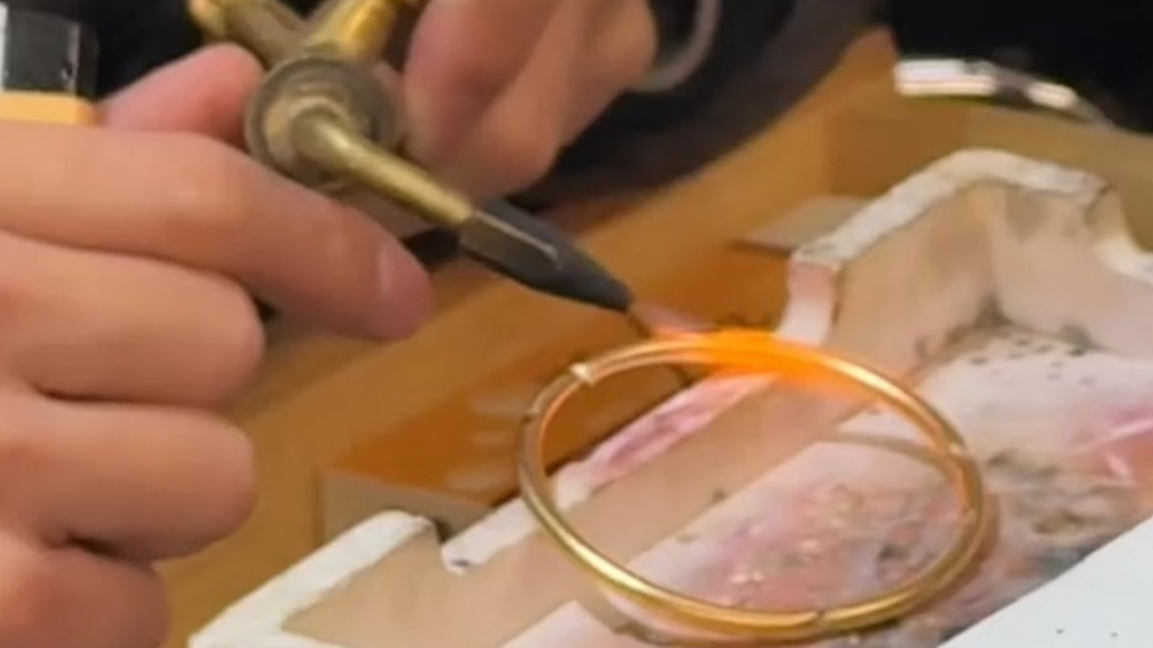 果然视频丨金饰价格飞涨突破1400元，打金门店“非常非常热”