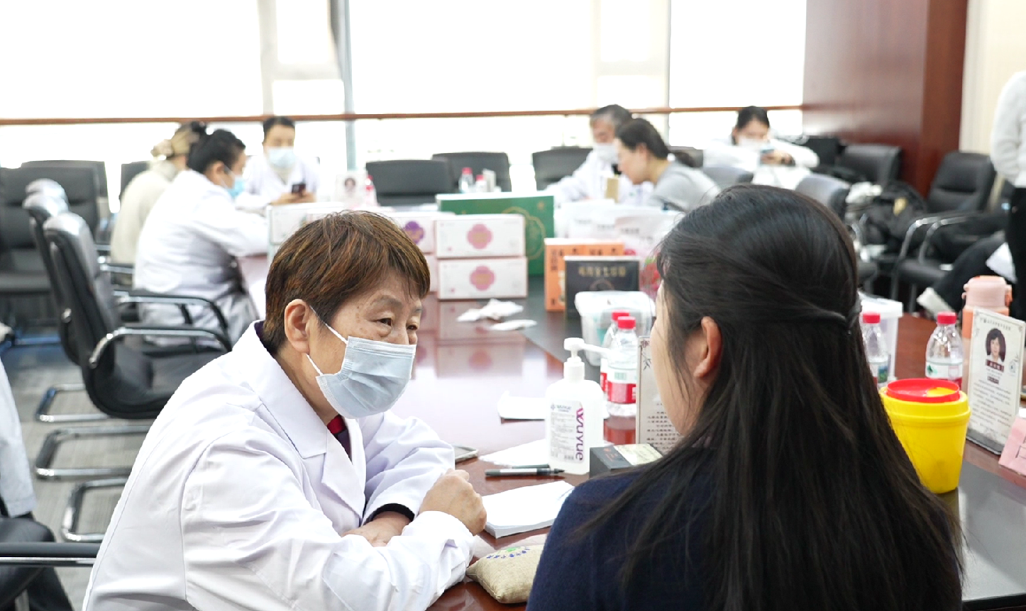 暖心义诊送健康！齐鲁晚报·齐鲁壹点为职工送上冬季“养生礼包”