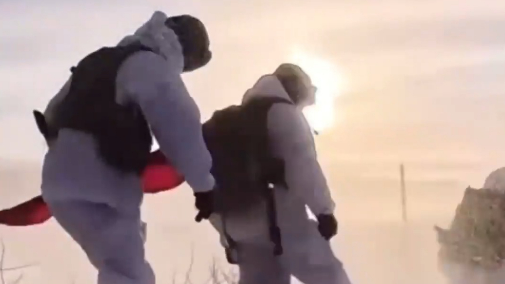 致敬“行走的界碑”！边防官兵顶着大风踏雪巡逻