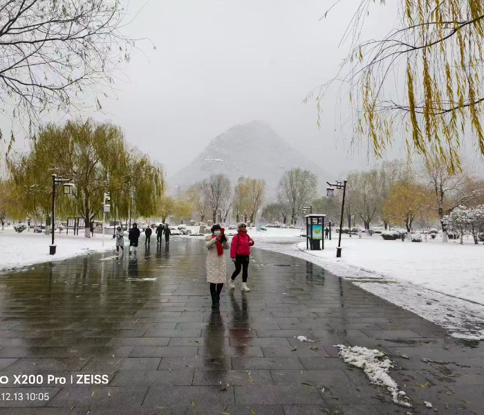 从晨雾弥漫到落日熔金，从草木萌发到银装素裹，济南摄影师陶永奎用镜头定格华山湖的朝暮与四季，把华山的湖光山色酿成了时光的诗。
