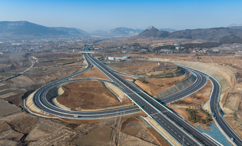 山东首条5G智驾底座高速公路！济微高速济南至济宁新机场段通车