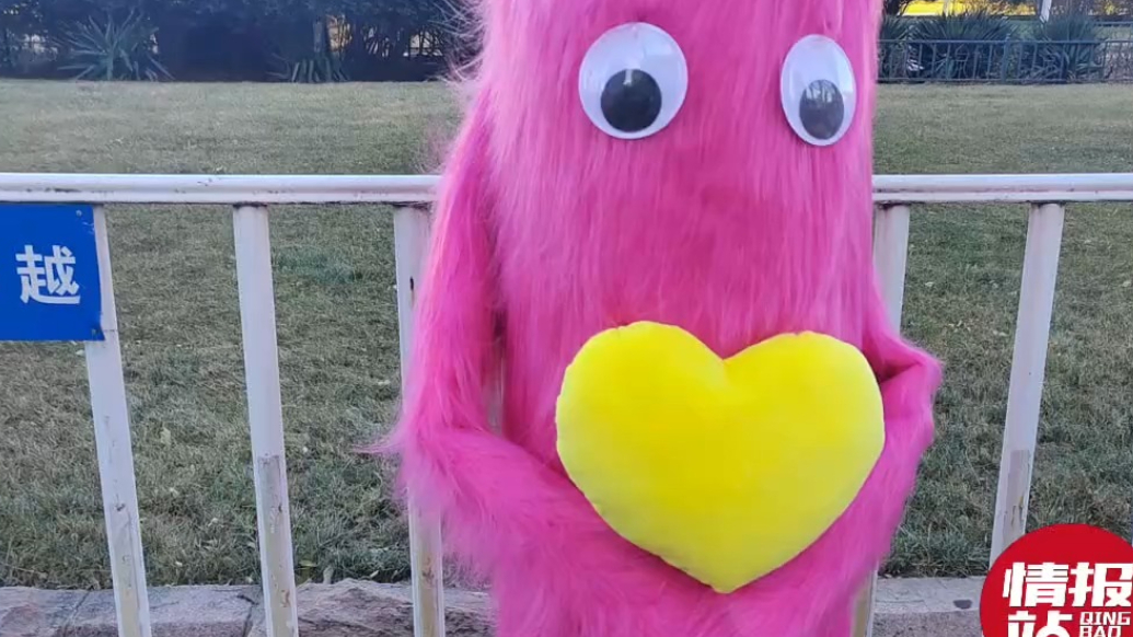 情报站|济南泉城广场大树穿“萌衣”，可爱氛围点亮冬日浪漫