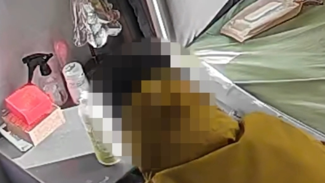 大城小警丨男子趁居民家中无人入室盗窃，孰料被监控全程记录