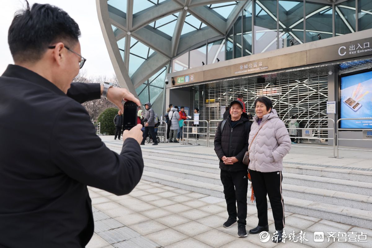 济南地铁4号线泉城公园站迎来“早高峰”