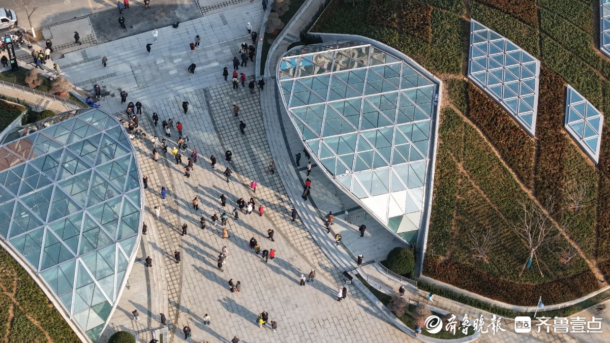 济南地铁4号线即将开通，泉城公园站外人气爆棚