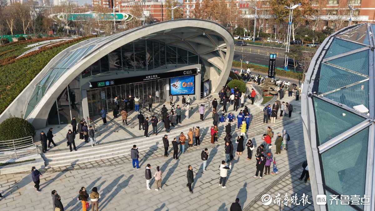 济南地铁4号线即将开通，泉城公园站外人气爆棚