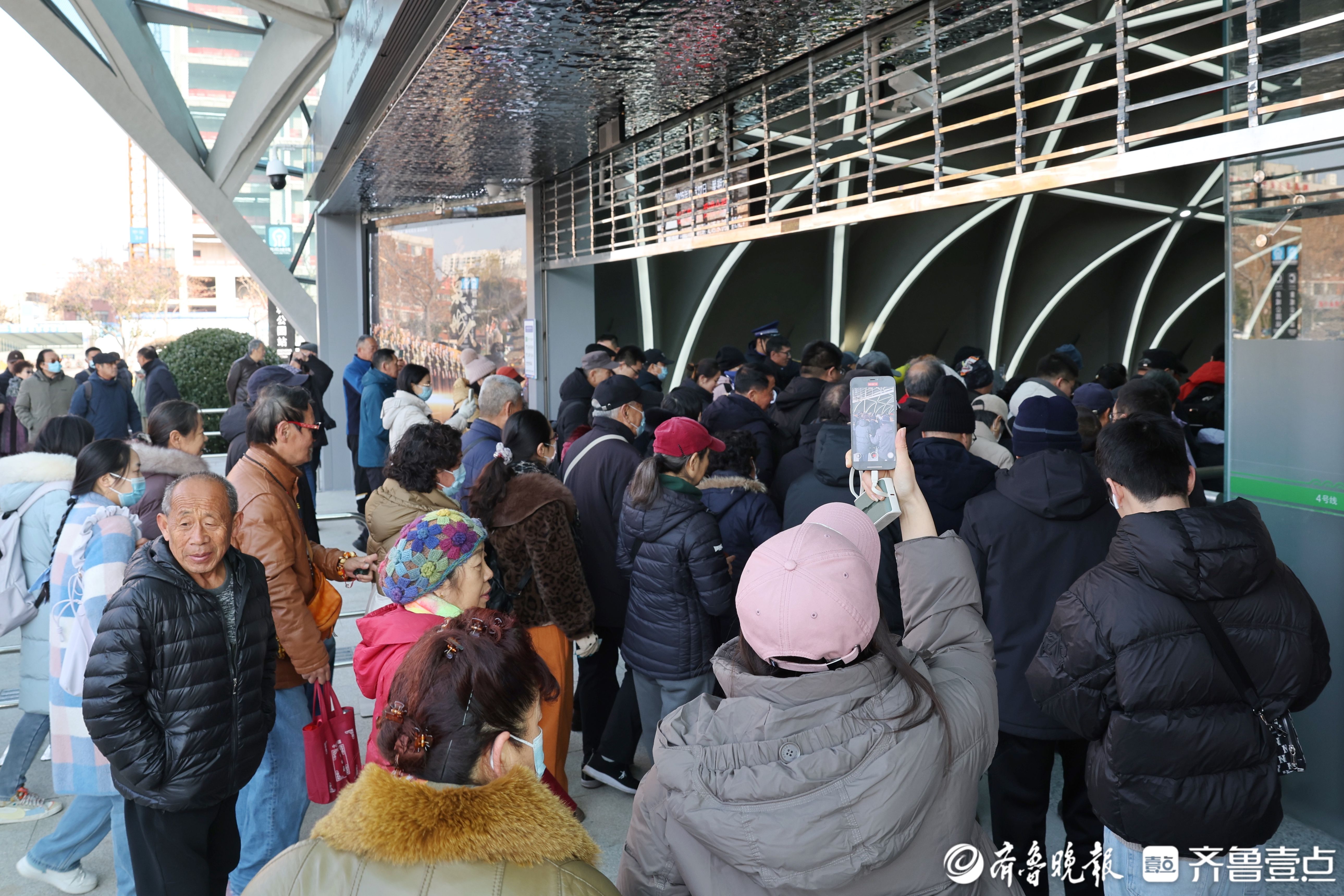 济南地铁4号线泉城公园站开门迎客