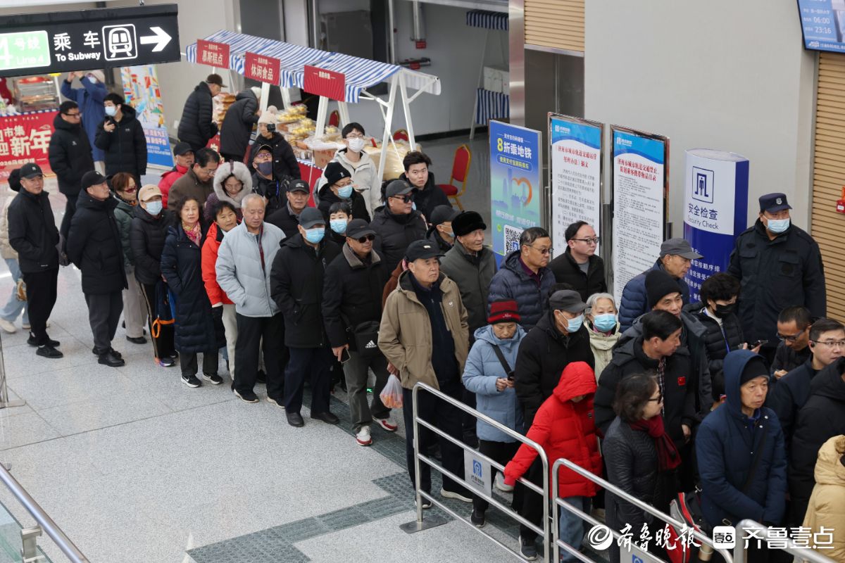 济南地铁4号线泉城公园站开门迎客