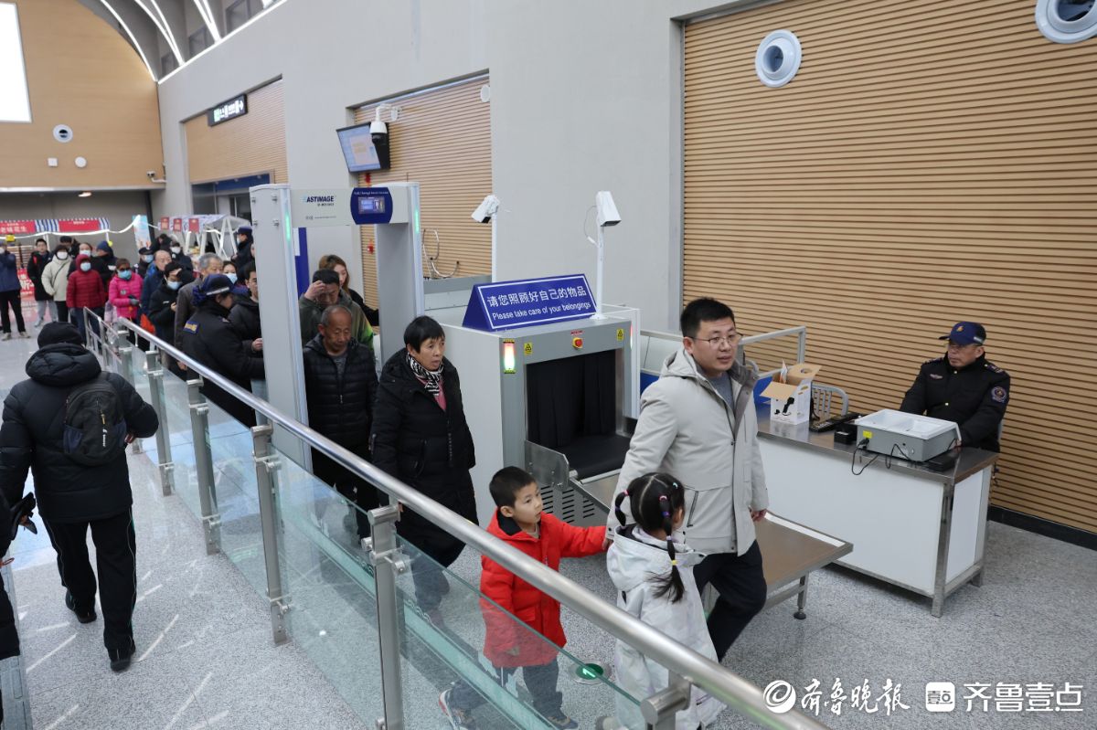 济南地铁4号线泉城公园站开门迎客