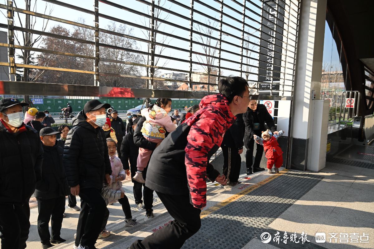 济南市民“百米冲刺”只为体验首班地铁6号线