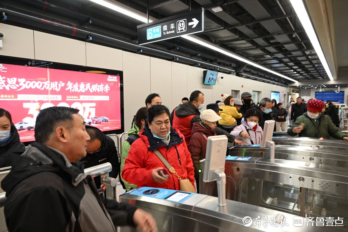 济南市民“百米冲刺”只为体验首班地铁6号线