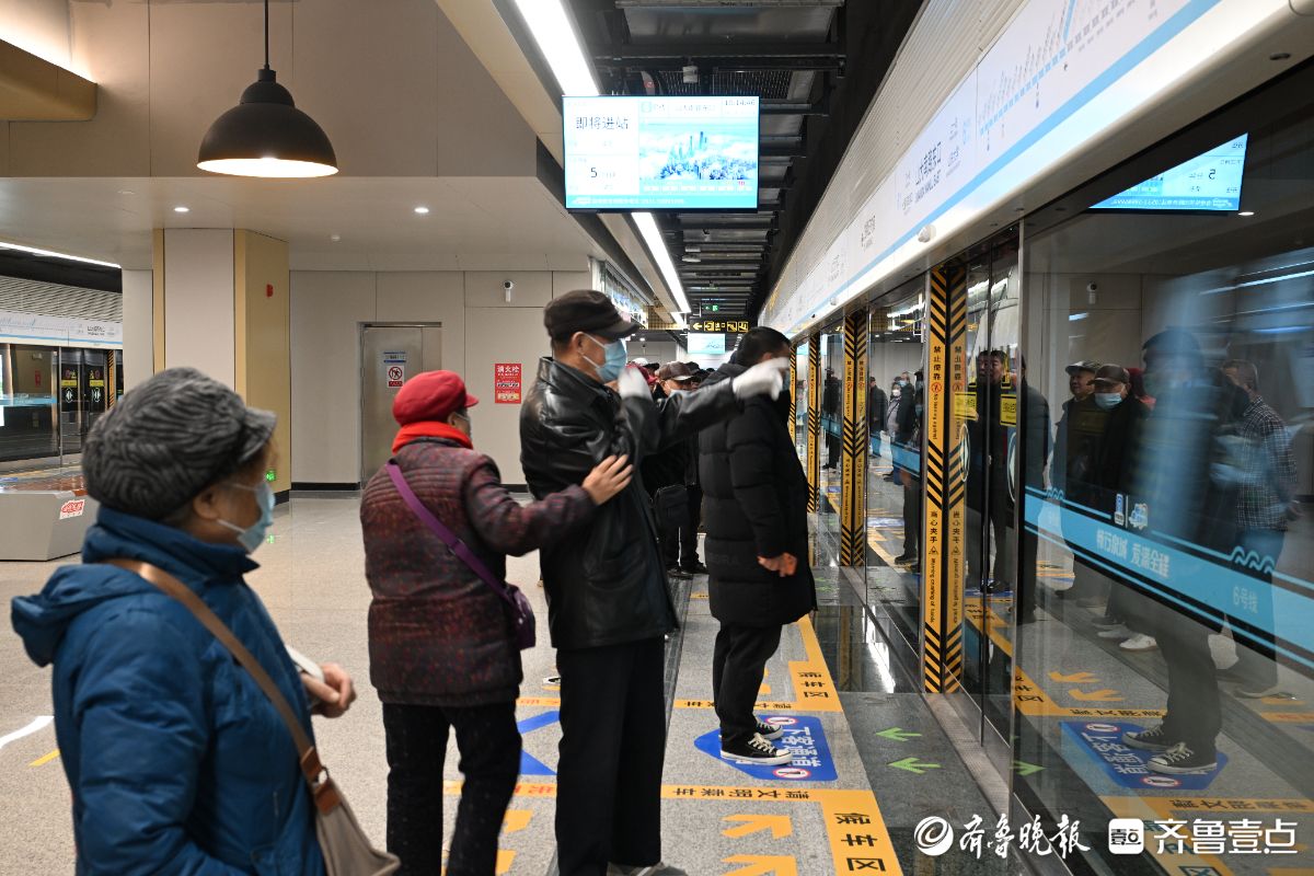 济南市民“百米冲刺”只为体验首班地铁6号线