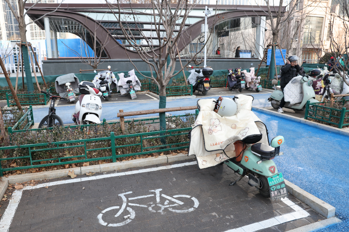 济南地铁三线齐开，非机动车停车区助力“最后一公里”