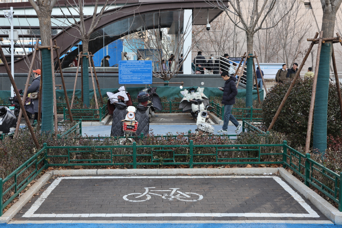 济南地铁三线齐开，非机动车停车区助力“最后一公里”