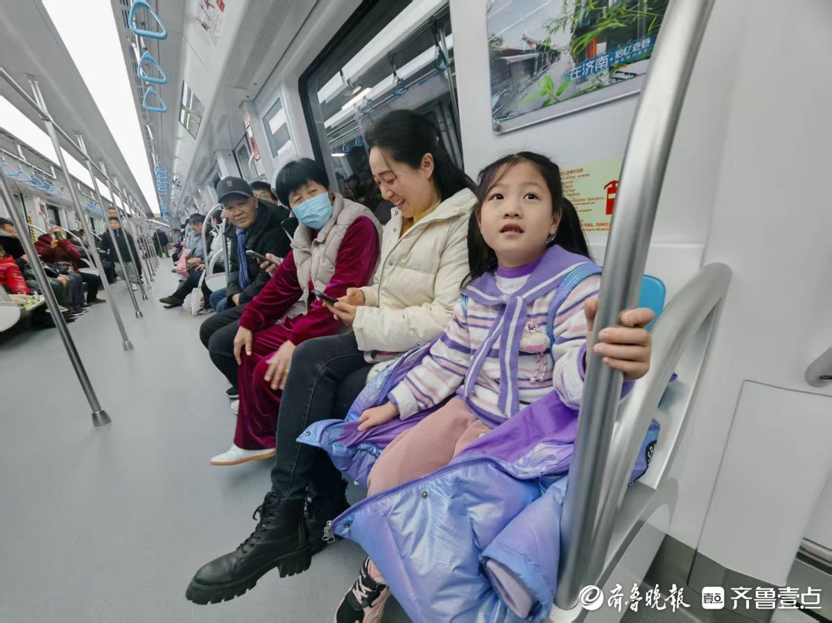 济南市民争相体验！首班地铁6号线一座难求