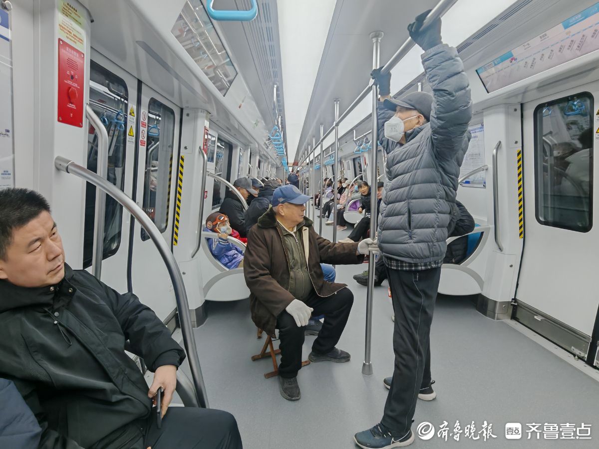 济南市民争相体验！首班地铁6号线一座难求