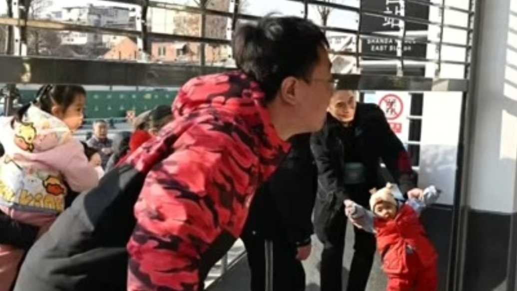 果然视频|济南地铁三线齐发，市民“百米冲刺”坐上首班车