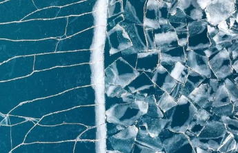 新知|半湖脂玉半湖蓝！赛里木湖冰雪秀浪漫上演