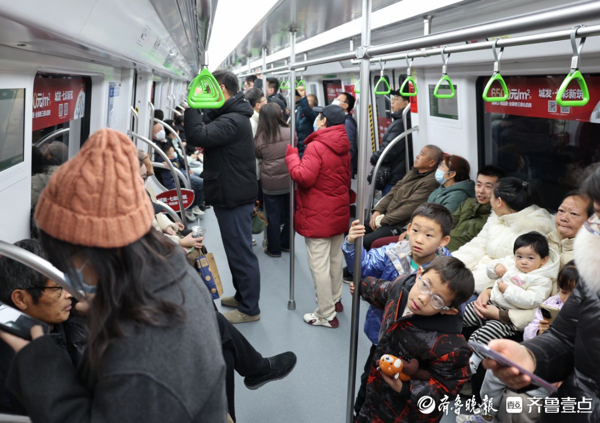 济南地铁4号线开通首日，老少同乐座无虚席