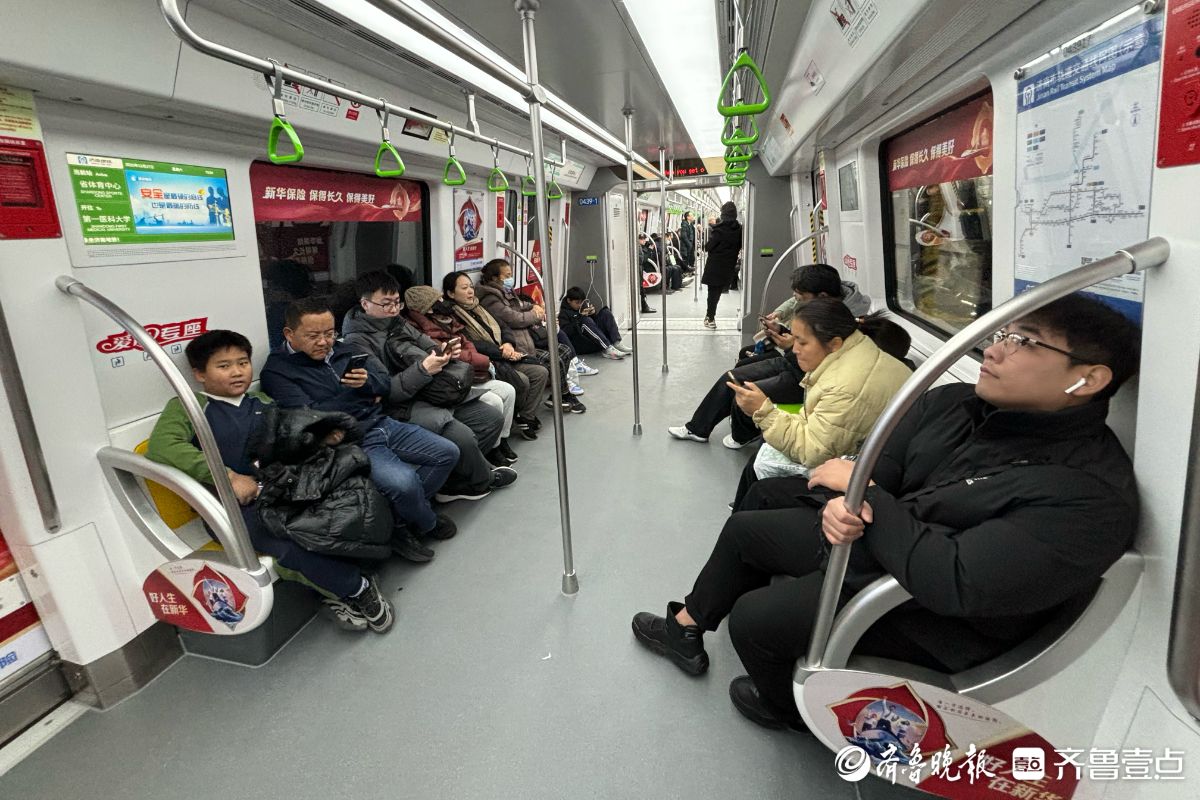 济南地铁4号线开通首日，老少同乐座无虚席