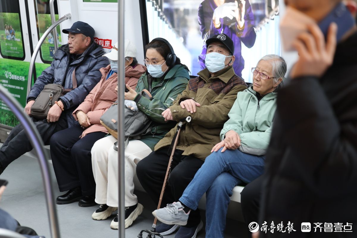 济南地铁4号线开通首日，老少同乐座无虚席