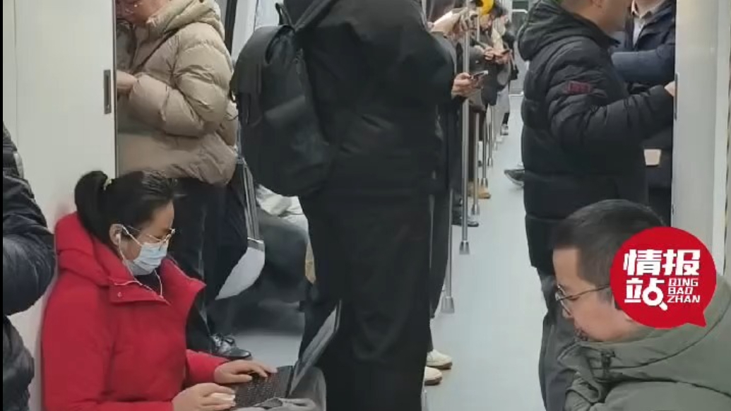 地铁情报站|济南地铁4号线首个工作日，上班族带小板凳现场办公