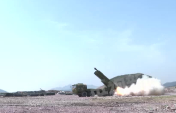 东部战区陆军部队对台岛北部相关海域实施远程火力实弹射击