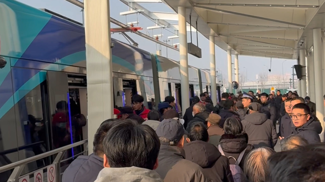 人从众！不到9点就挤满了人，济南轨道交通济阳线开通即顶流