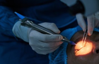 眼皮“晨轻暮重” 医生提醒：秋冬季节尤需警惕神经系统疾病