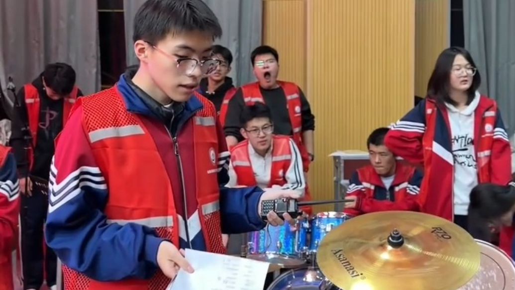 果然视频丨泰安一高中元旦晚会，摄影、录像、场务学生们全部包揽