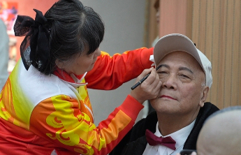 一场特殊的文艺汇演：“银发天团”用歌声接力红色记忆