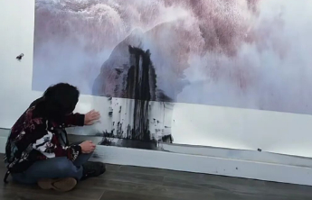 巨幅画作遭“泼墨”引共创，宽容让“伤心的泪”变善意的河