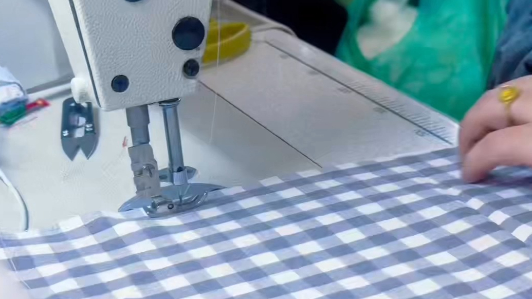 微纪录|小棉袄成大集爆款，45岁“老”裁缝裁出“妈妈的味道”